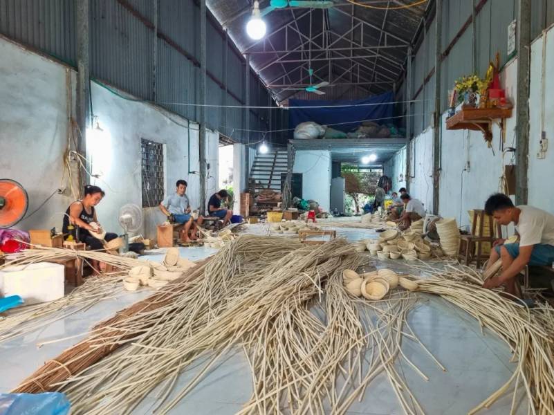 Các nghệ nhân đang chăm chỉ làm việc tại cơ sở sản xuất