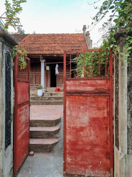 Cánh cổng sơn đỏ nhuốm màu thời gian