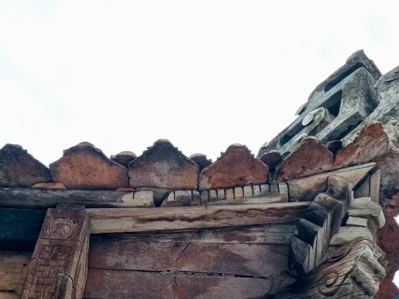 Mái ngói vẫn nguyên vẹn