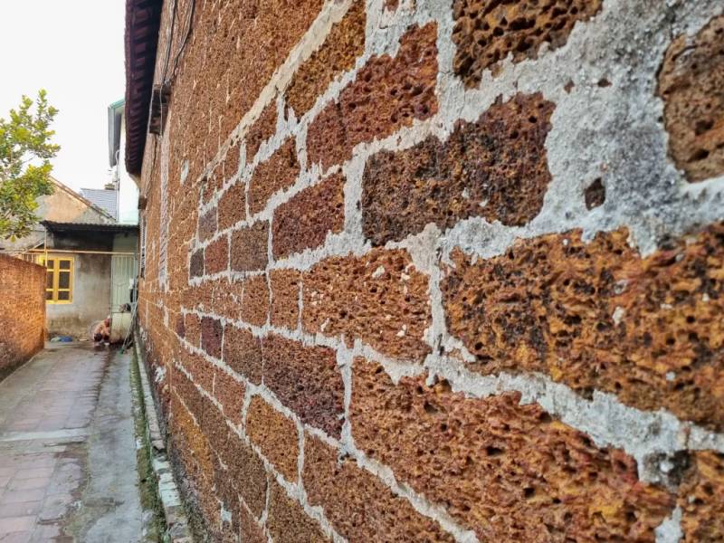 Bức tường đá ong nhuốm màu thời gian