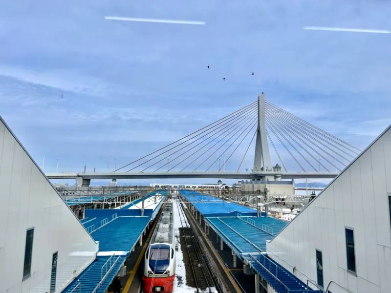 cầu vịnh Aomori từ sân ga Aomori