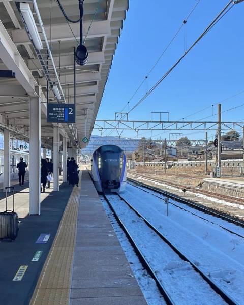 Tàu JR đi-đến giữa Tokyo và Yamanashi