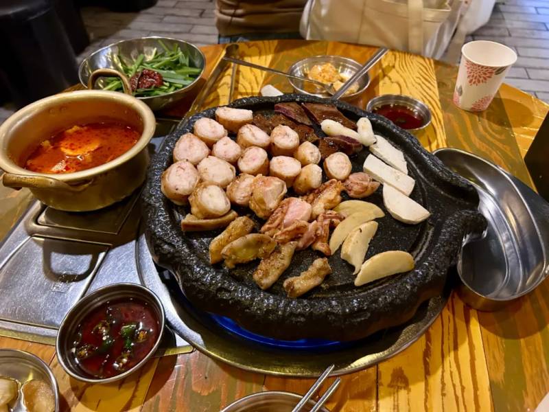 Ẩm thực lòng bò nướng đá
