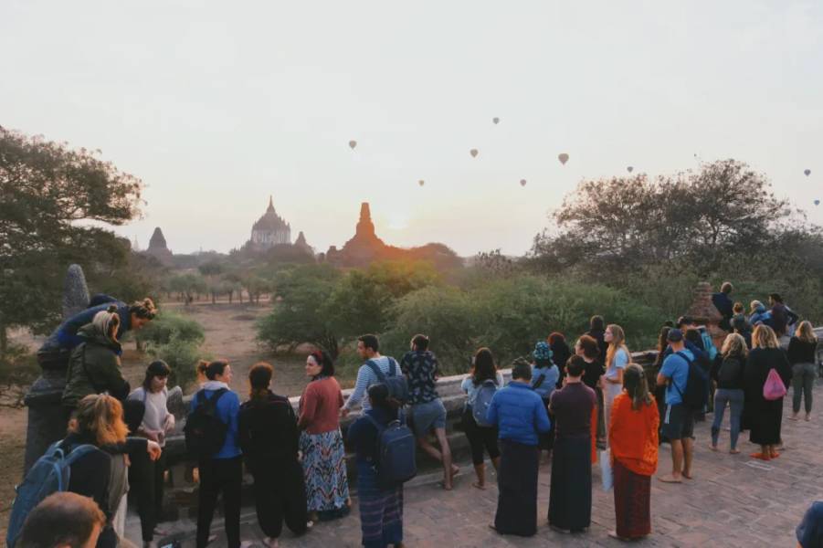 Khách du lịch háo hức đứng đợi