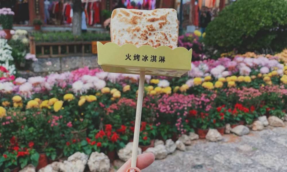 Kem nướng lửa tại Lệ Giang cổ trấn