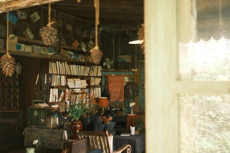 Thong thả đọc sách và nhâm nhi chén trà