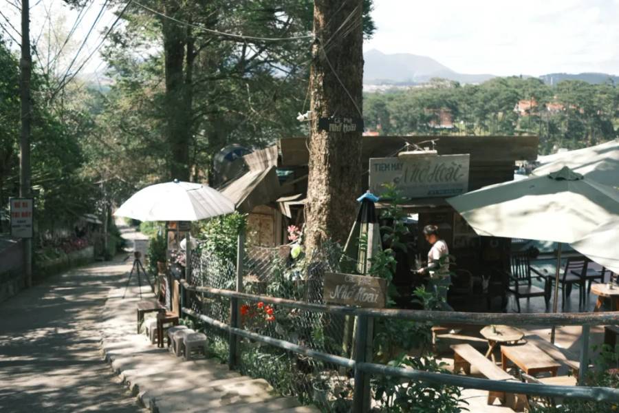 Con dốc dẫn tới quán