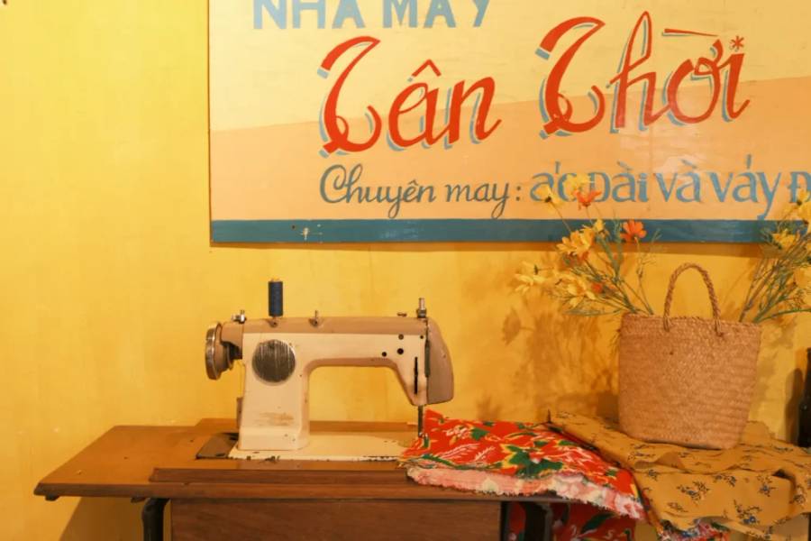 Bàn may trang trí bên trong cũng đầy hoài niệm