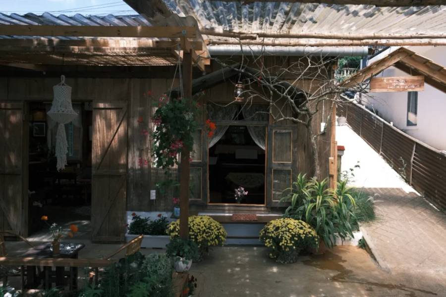 Không gian bên ngoài quán