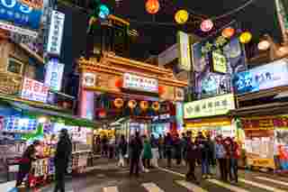 A Guide to Enjoy Raohe Night Market: How to Get There & What to Eat, Traveloka Team