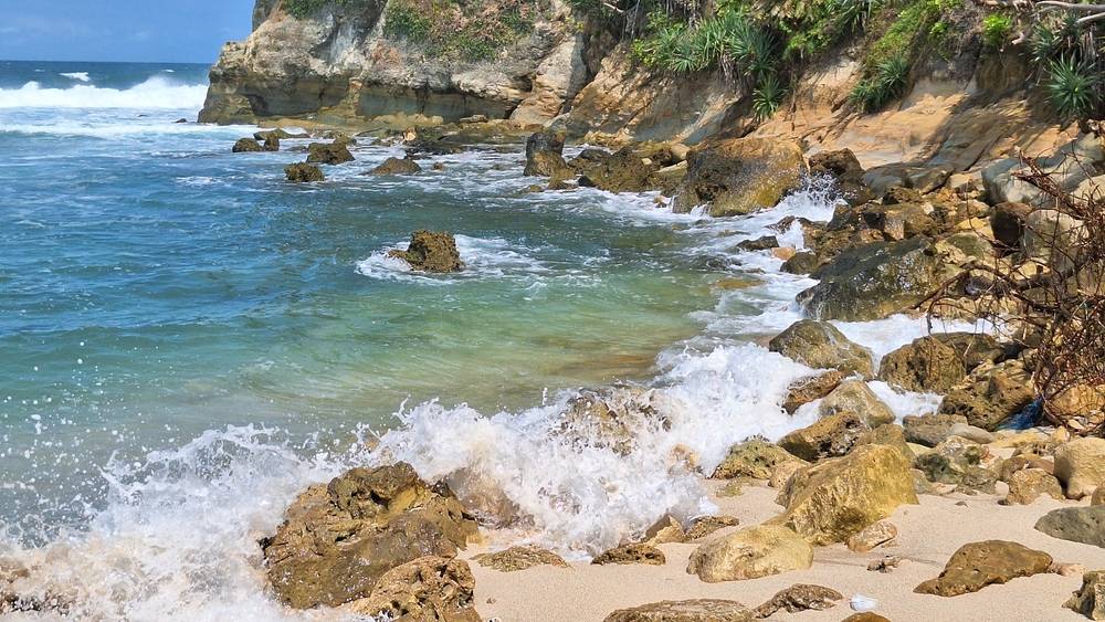 Pantai Nampu dan Keindahan Alamnya yang Memukau