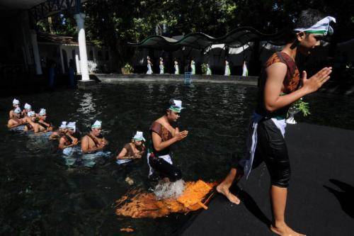 Tradisi padusan menyucikan diri dari kotoran