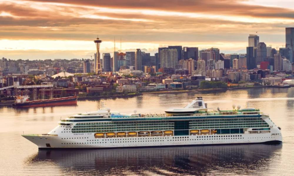 Ngắm hoàng hôn trên du thuyền Serenade of the Seas