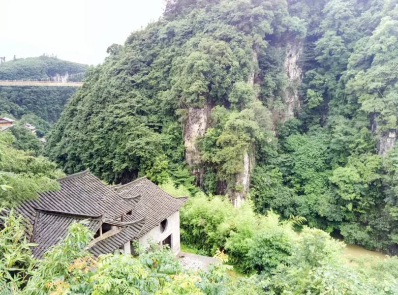 Núi phía sau miếu