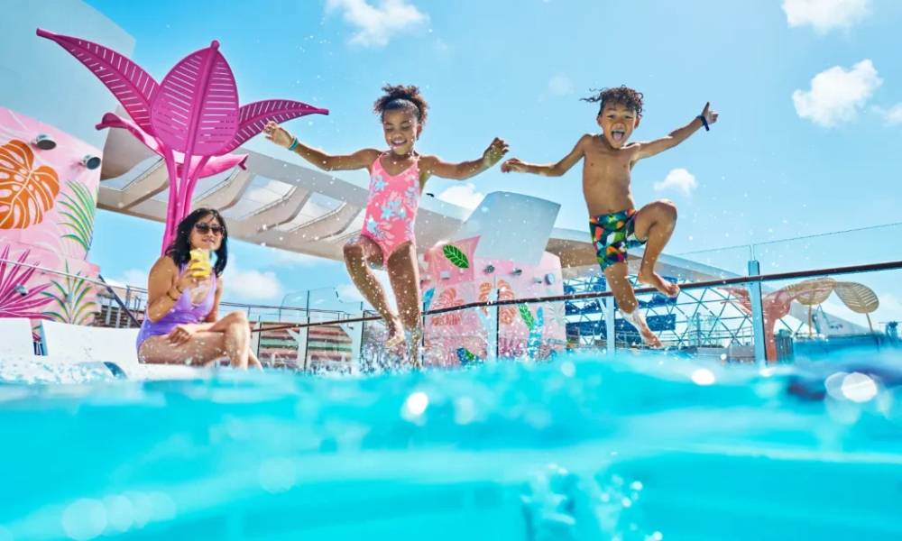Thư giãn trong làn nước mát tại bể bơi trên Anthem of the Seas cruise