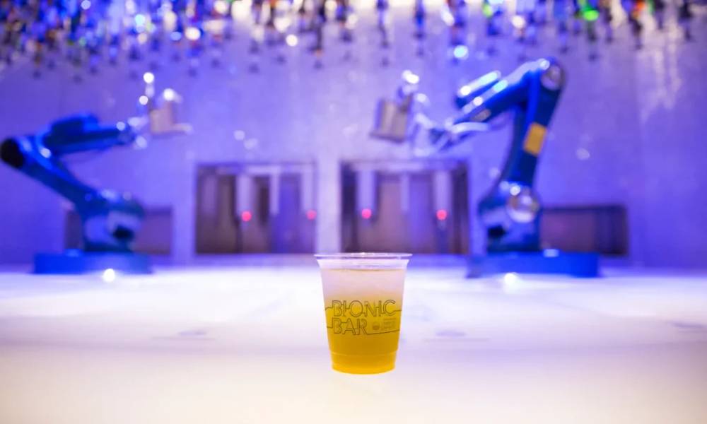 Anthem of the Seas sử dụng các robot bartender tại Bionic Bar