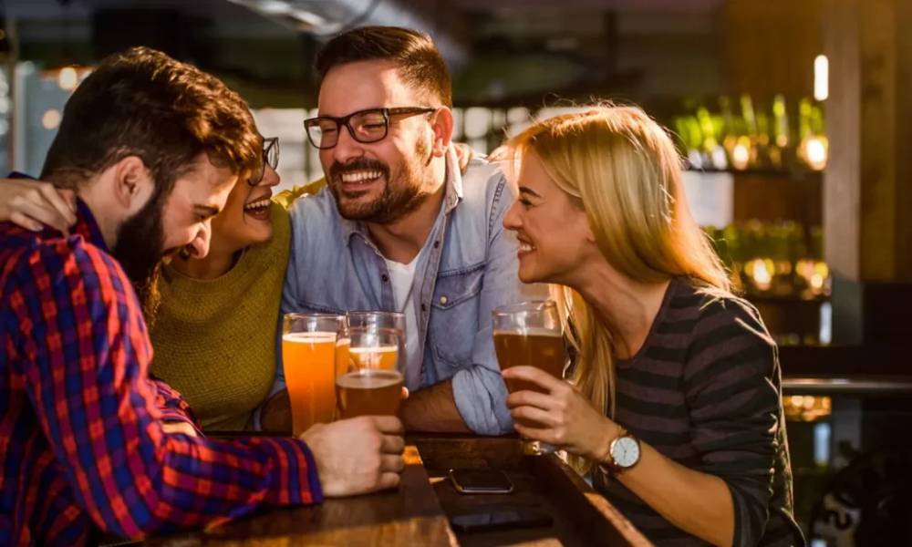 Gặp gỡ và trò chuyện với những người bạn mới trên thuền 