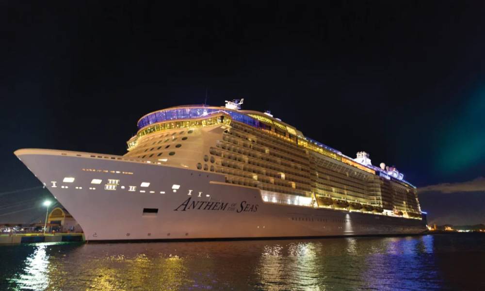 Anthem of the Seas nổi bật dưới trời đêm giữa biển 