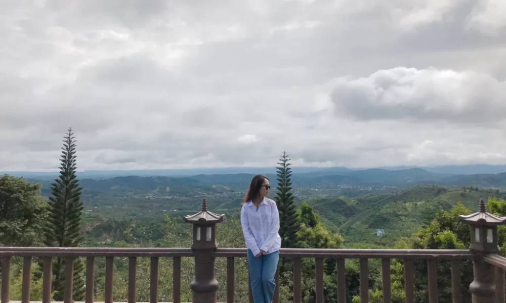 Được bao phủ bởi núi rừng phía xa