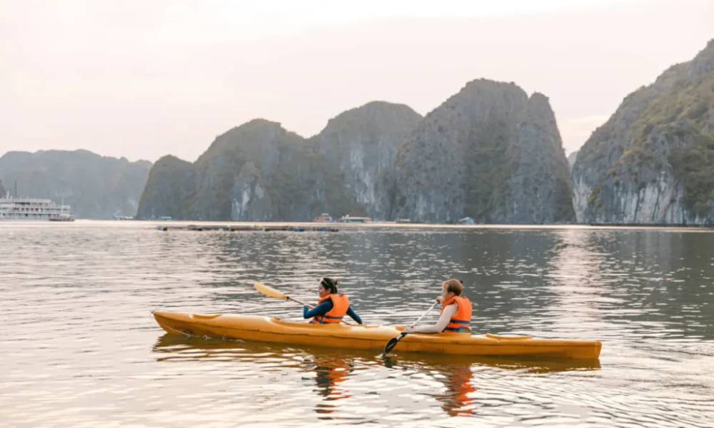 Trải nghiệm chèo kayak cùng bạn bè