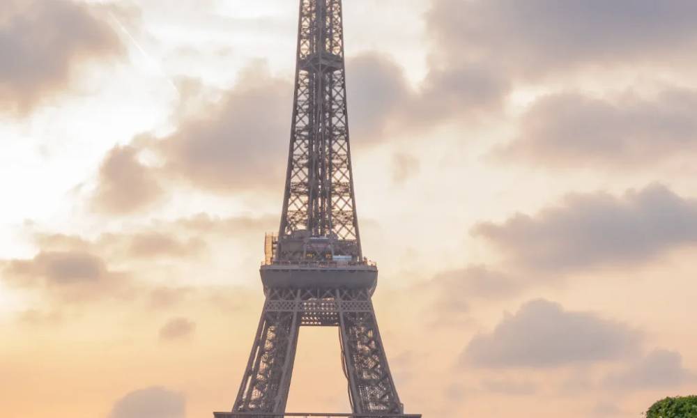 Tháp Eiffel trên nền trời hoàng hôn