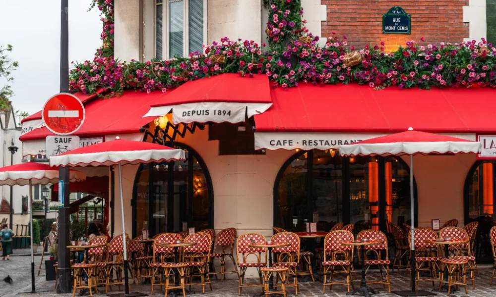Quán cafe trang trí với màu sắc của hoa hồng