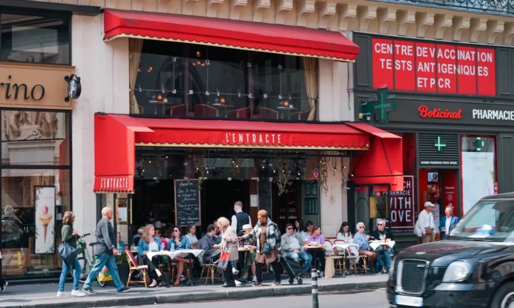 Đường phố Paris luôn nhộn nhịp