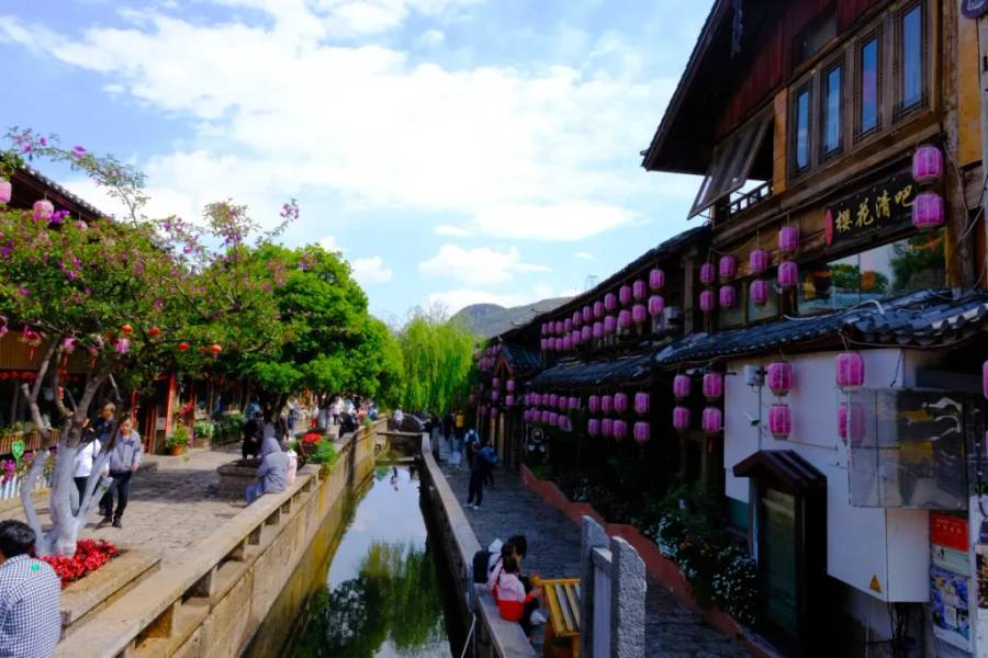 Con đường bar pub vào ban ngày