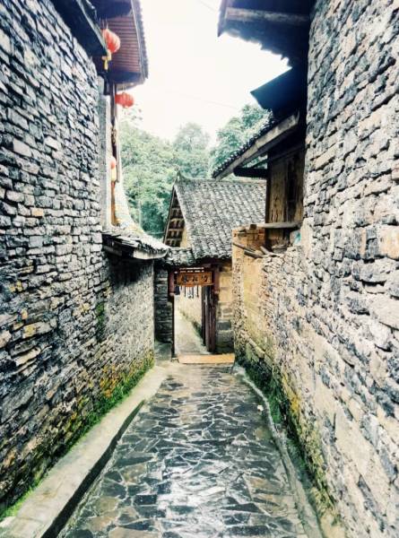 Lối đi nhỏ lát đá 2 bên tại miếu
