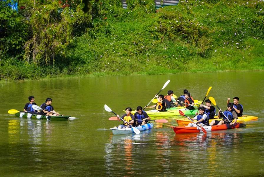 Cùng gia đình chèo thuyền thư giãn trong không gian yên bình