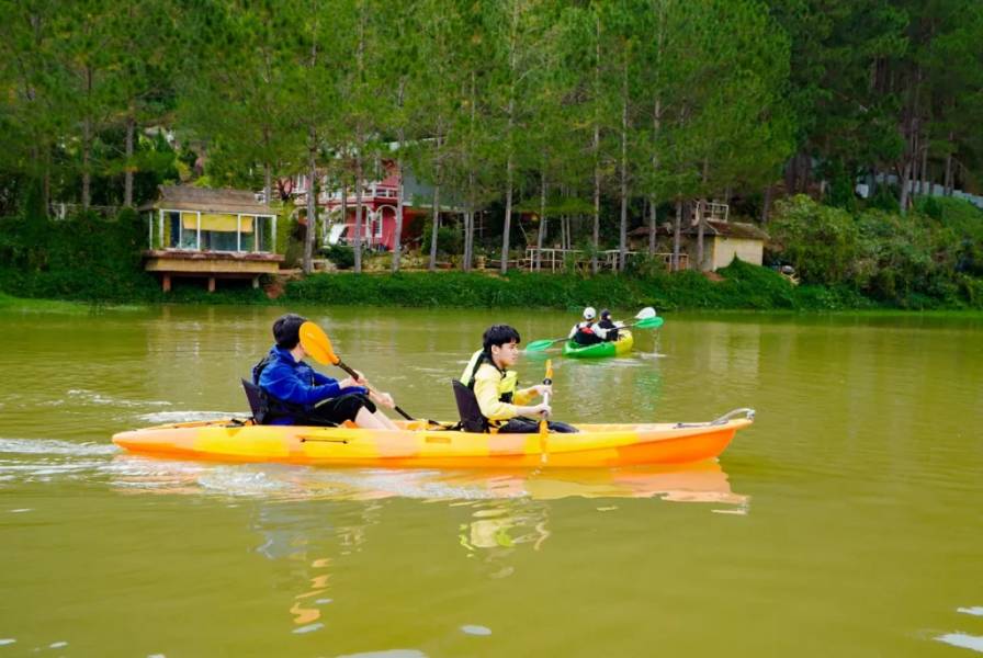 Hoạt động chèo thuyền kayak tại khu du lịch rừng thông núi Voi