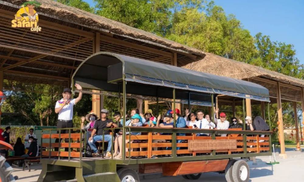 Tham quan xung quanh Safari Cafe Phan Thiết bằng xe đầu kéo