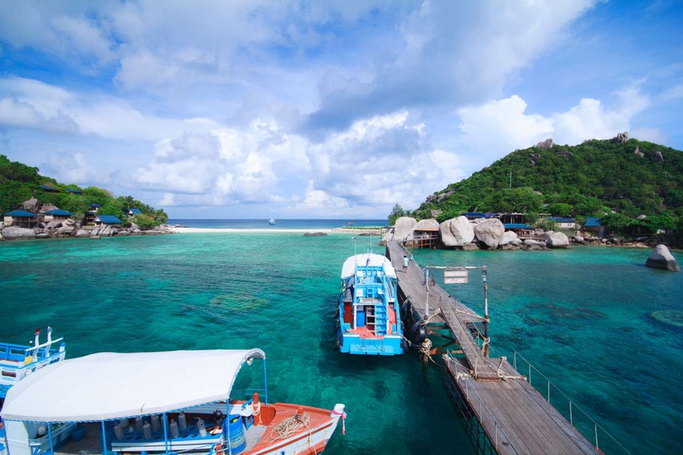 Viewpoint from the mountaintop to see the beach, sea, and nature of Koh Nang Yuan and Koh Tao.