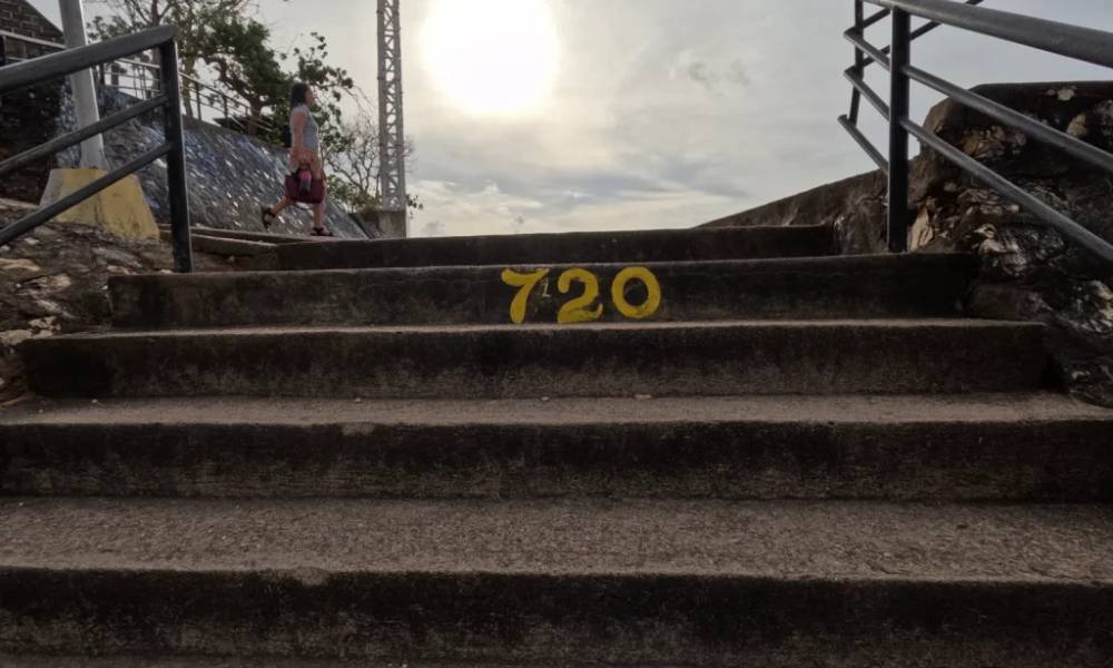 Leo 720 bậc thang đến đỉnh Tapyas 