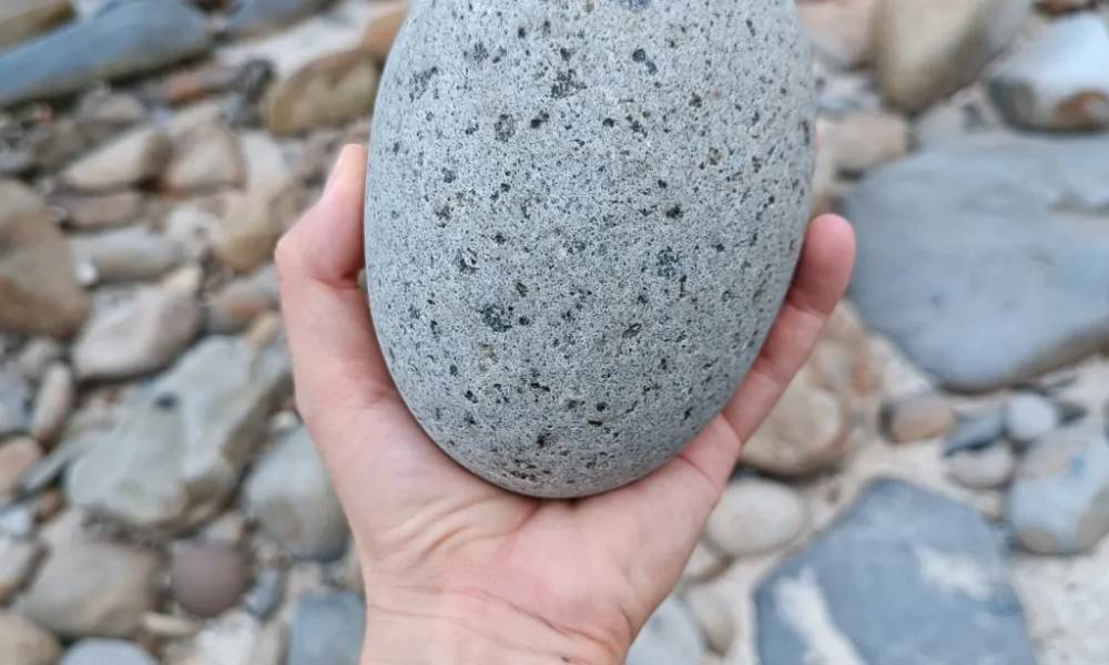 Những hòn đá khổng lồ tại bài Bàng