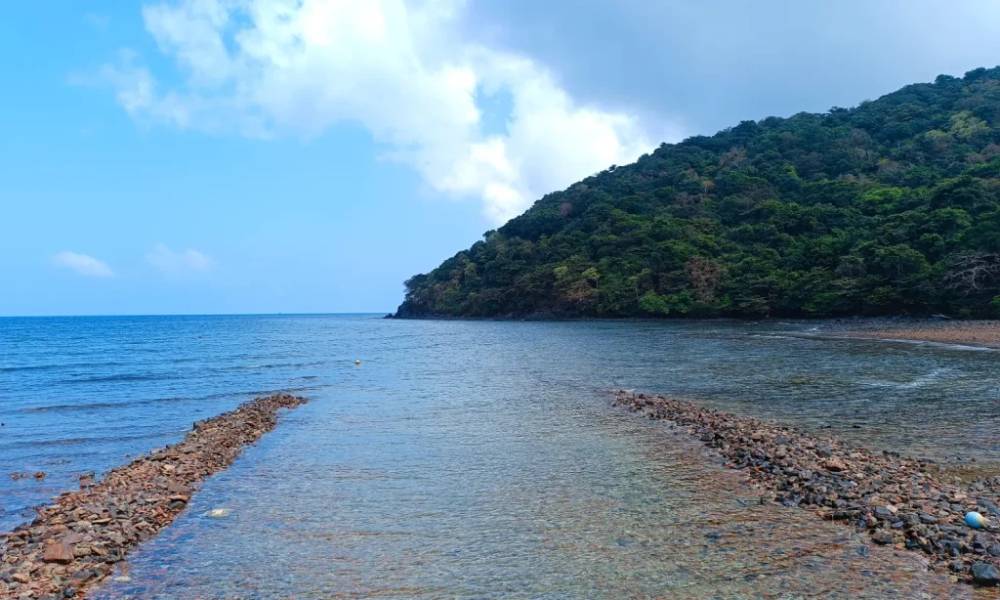 Kè đá trong vắt tại bãi Đất Thắm