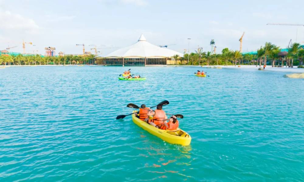 Chèo thuyền tại hồ nước mặn Tropical Lagoon