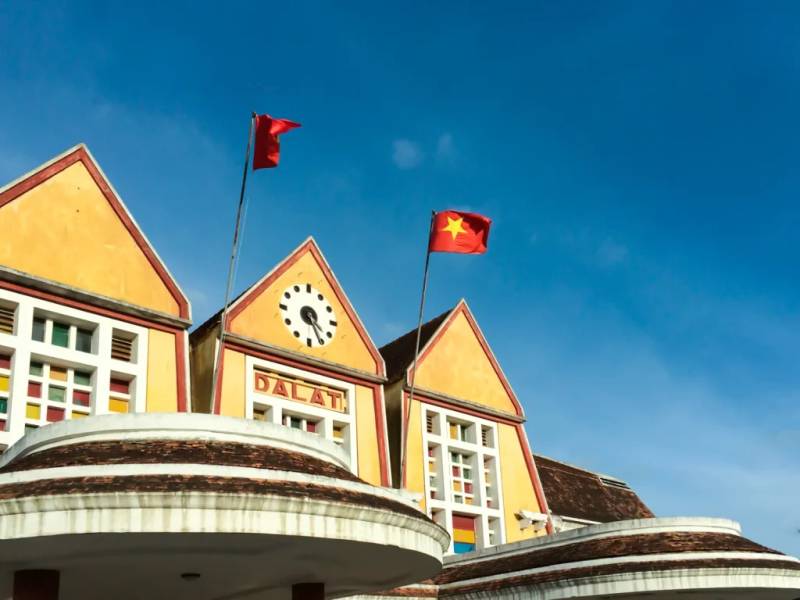 Ba chóp nhà tượng trưng cho ba đỉnh núi Langbiang.