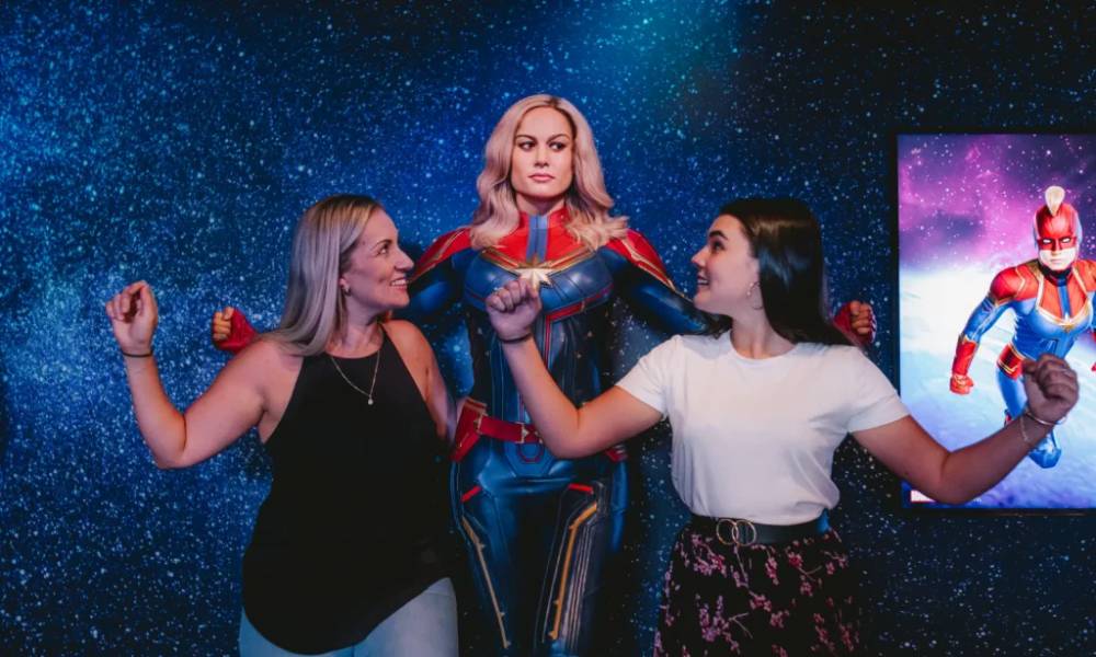 Check-in cùng tượng sáp Wonder Woman