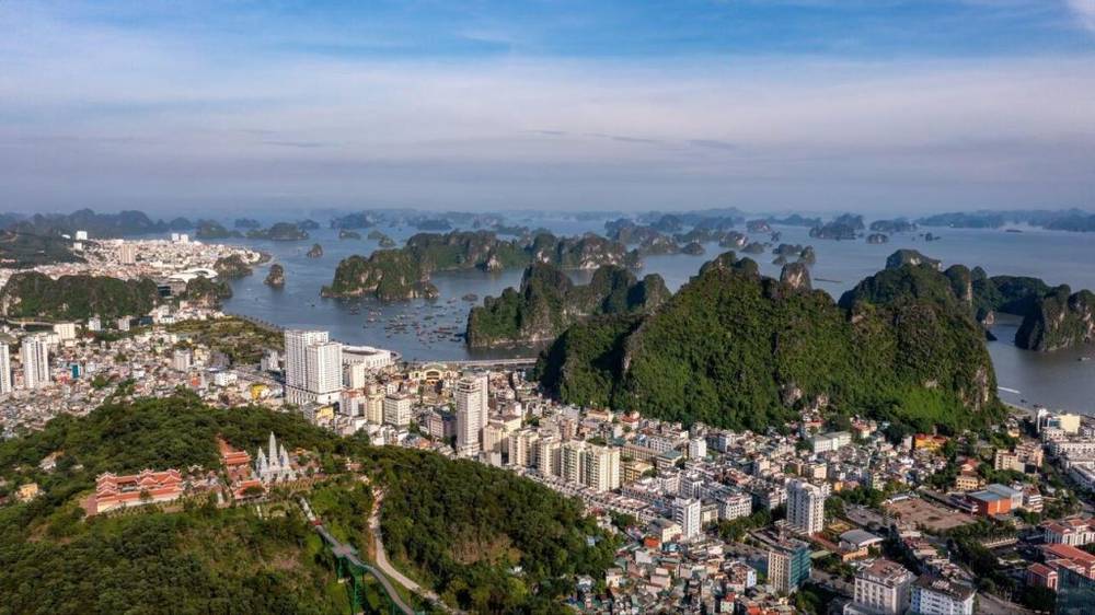 Hạ Long nhìn từ trên cao