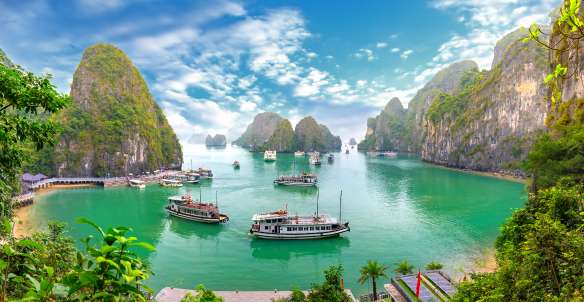 HẠ LONG THU HÚT DU KHÁCH VỚI CẢNH SẮC THIÊN NHIÊN HÙNG VĨ