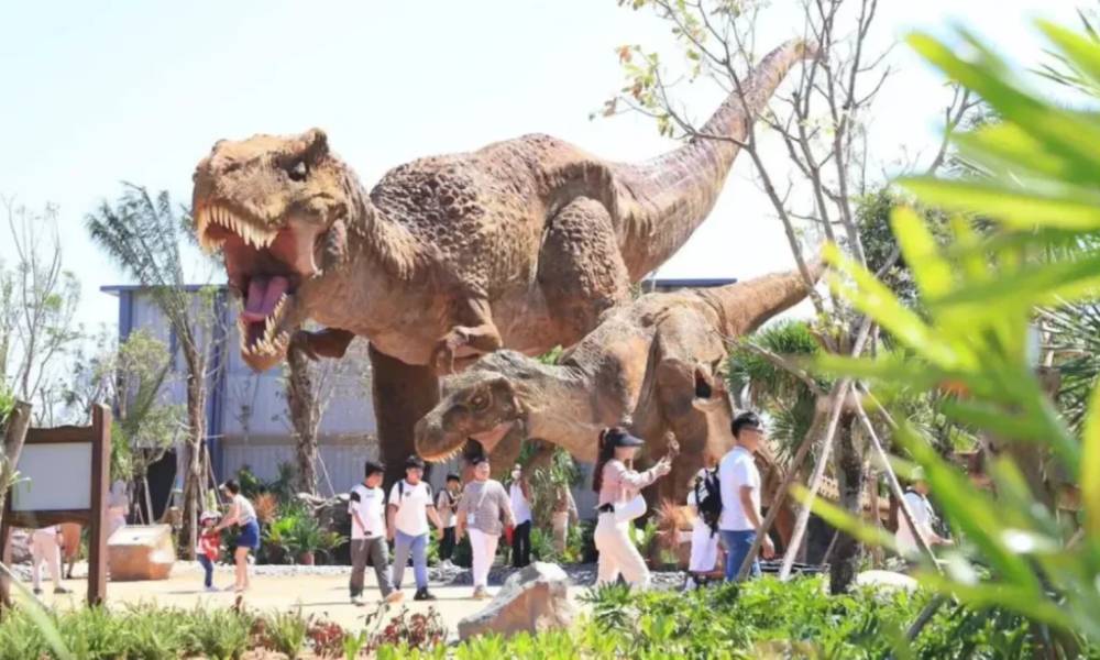 Công viên khủng long Phan Thiết tấp nập du khách trải nghiệm