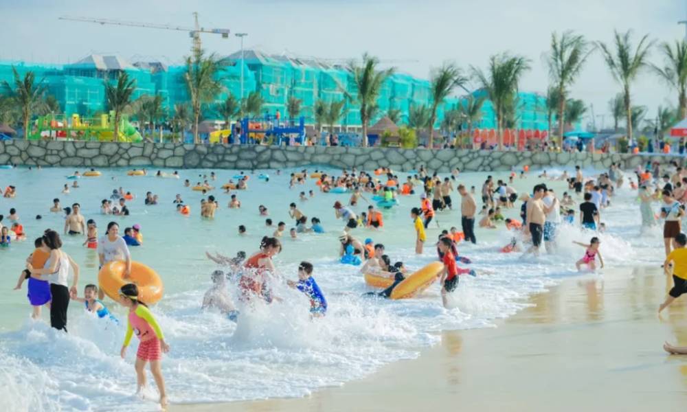 Vui đùa với sóng và bờ cát trắng tại VinWonders Hà Nội Wave Park
