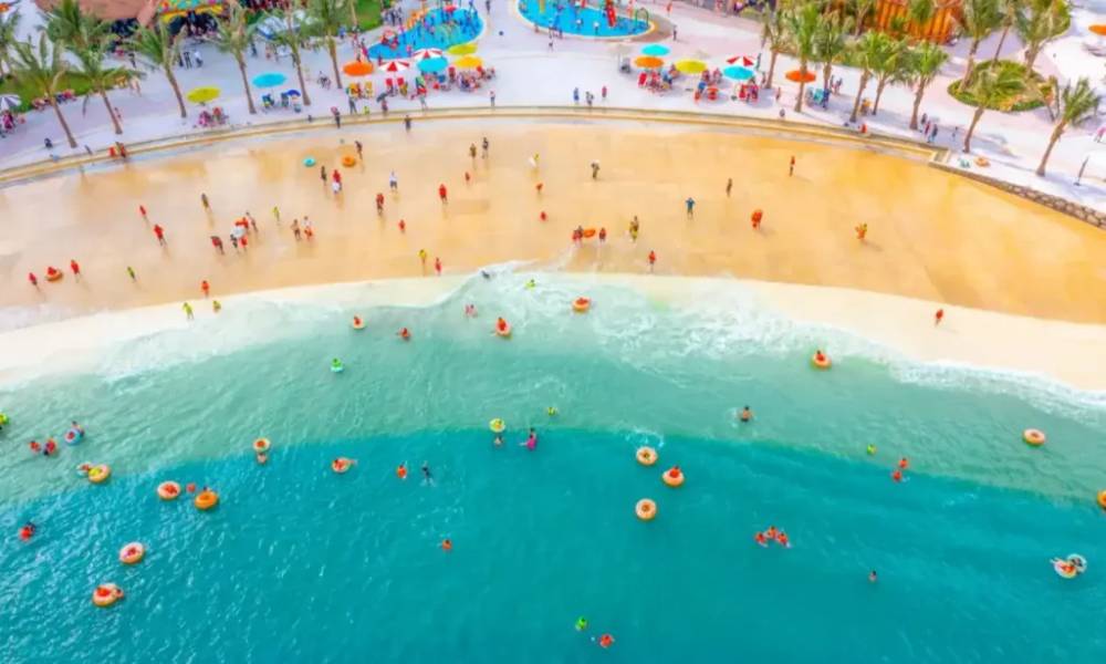 Hồ nước mặn tại Vinwonders Hà Nội Wave Park