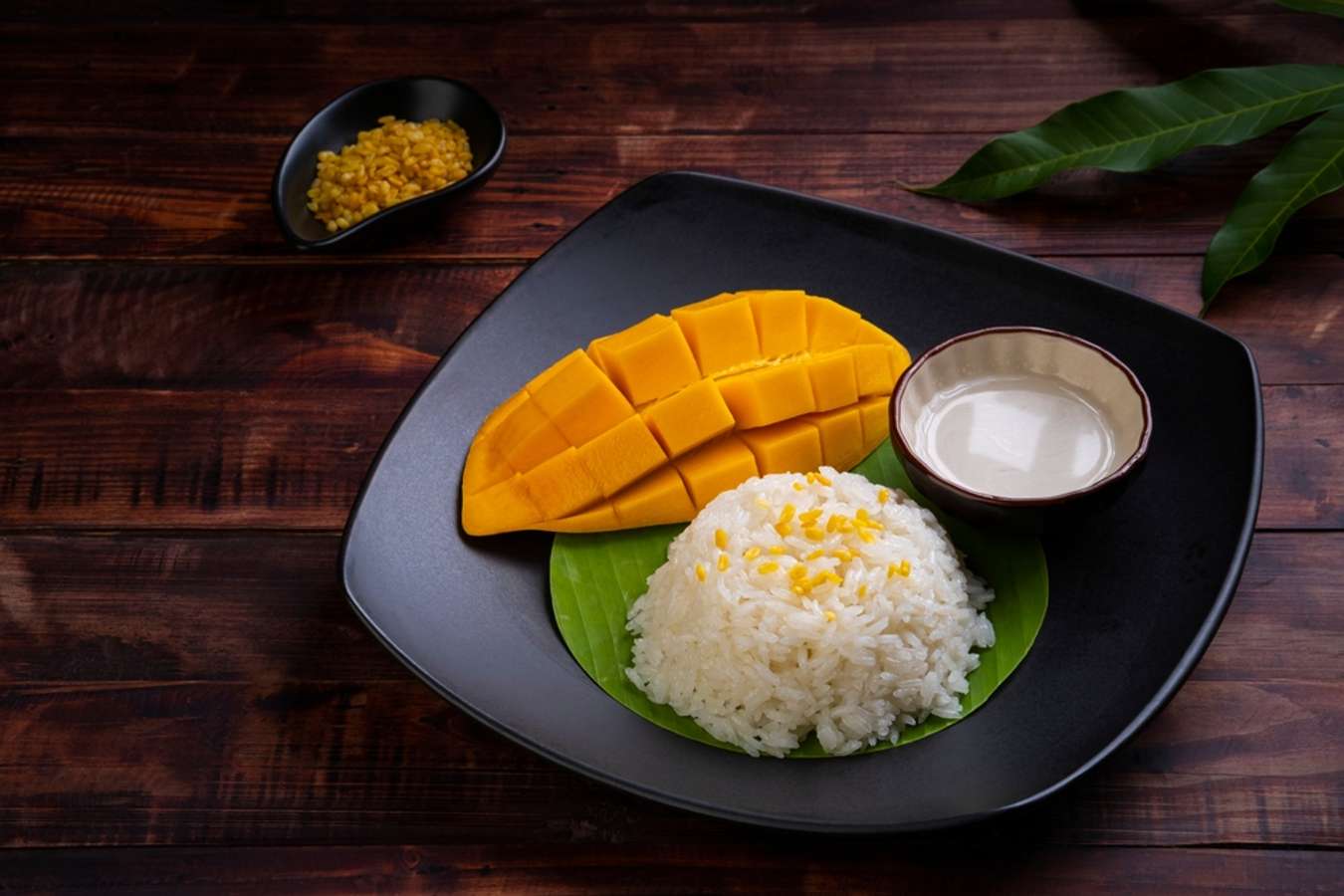 Thai Sweet Sticky Rice with Mango in black plate (Thai Dessert),Khao Niew Ma Muang