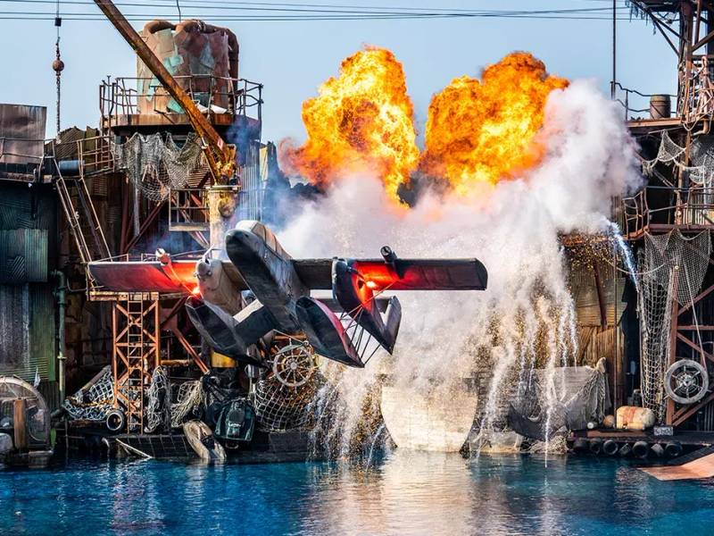 Show diễn Waterworld 