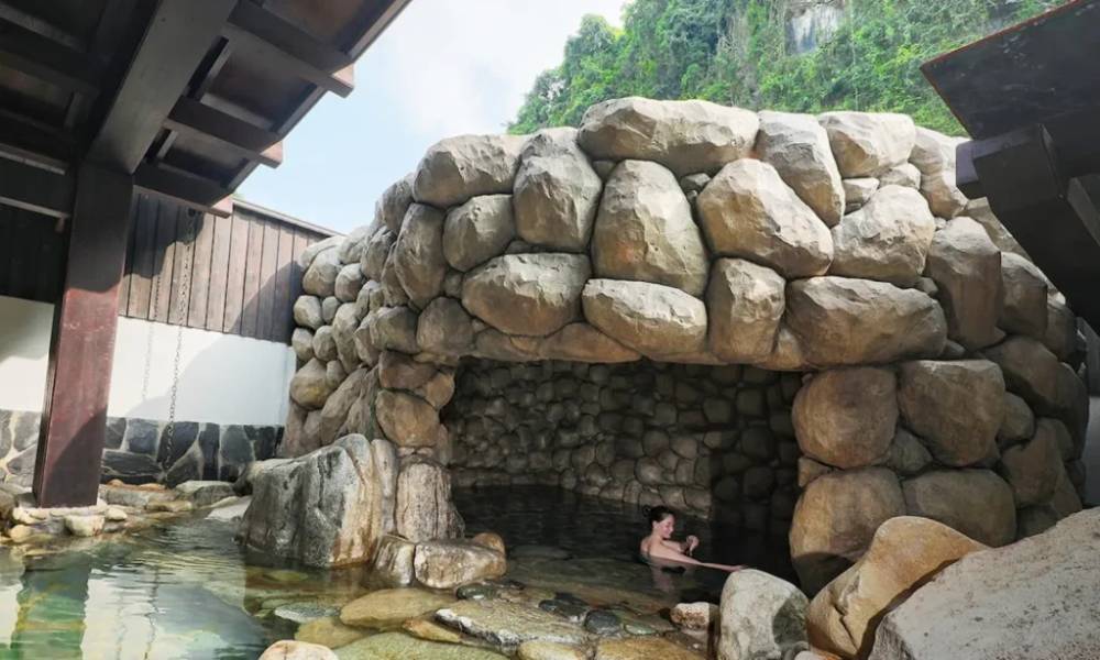 Bể tắm hang tại Yoko Onsen Quang Hanh