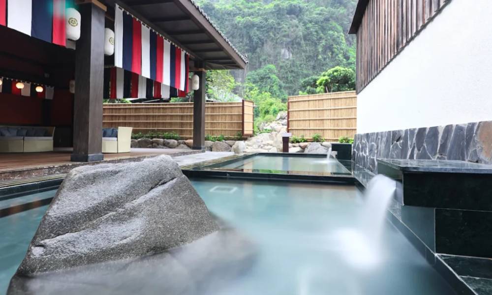 Bể ngâm lạnh tại Yoko Onsen Quang Hanh
