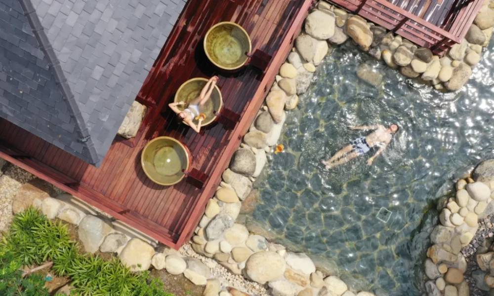 Bể tắm chum tại Yoko Onsen Quang Hanh