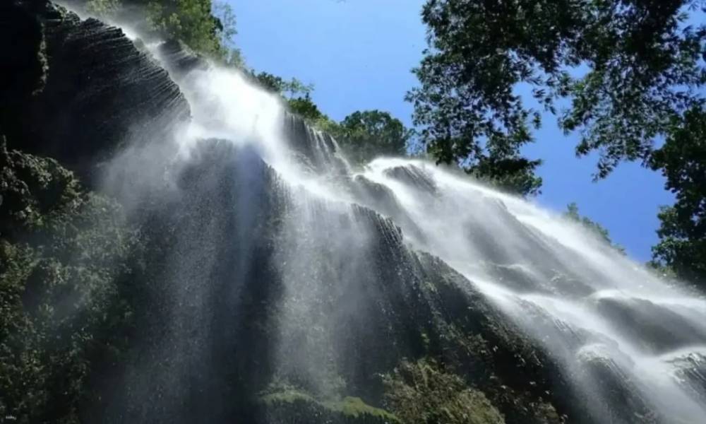 Thác Tumalog với dòng nước chảy xiết